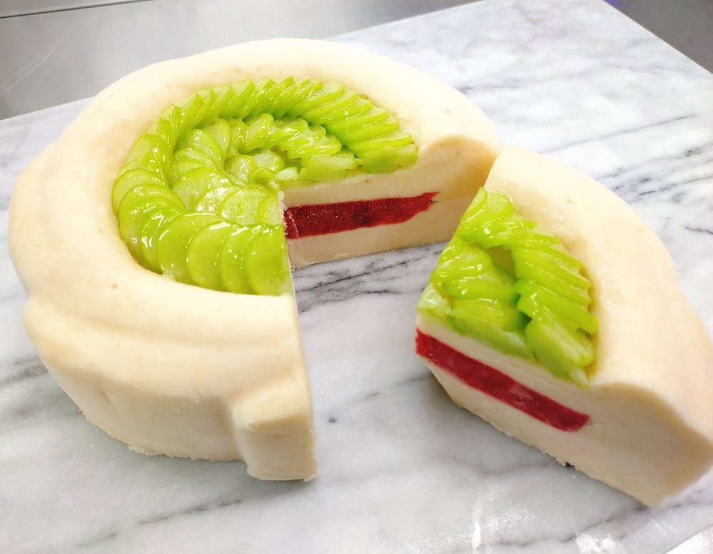 桃ベースのソルベだけのバースデーケーキのカット